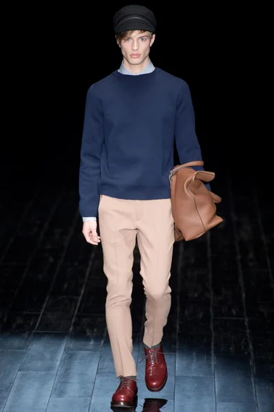 Look 16